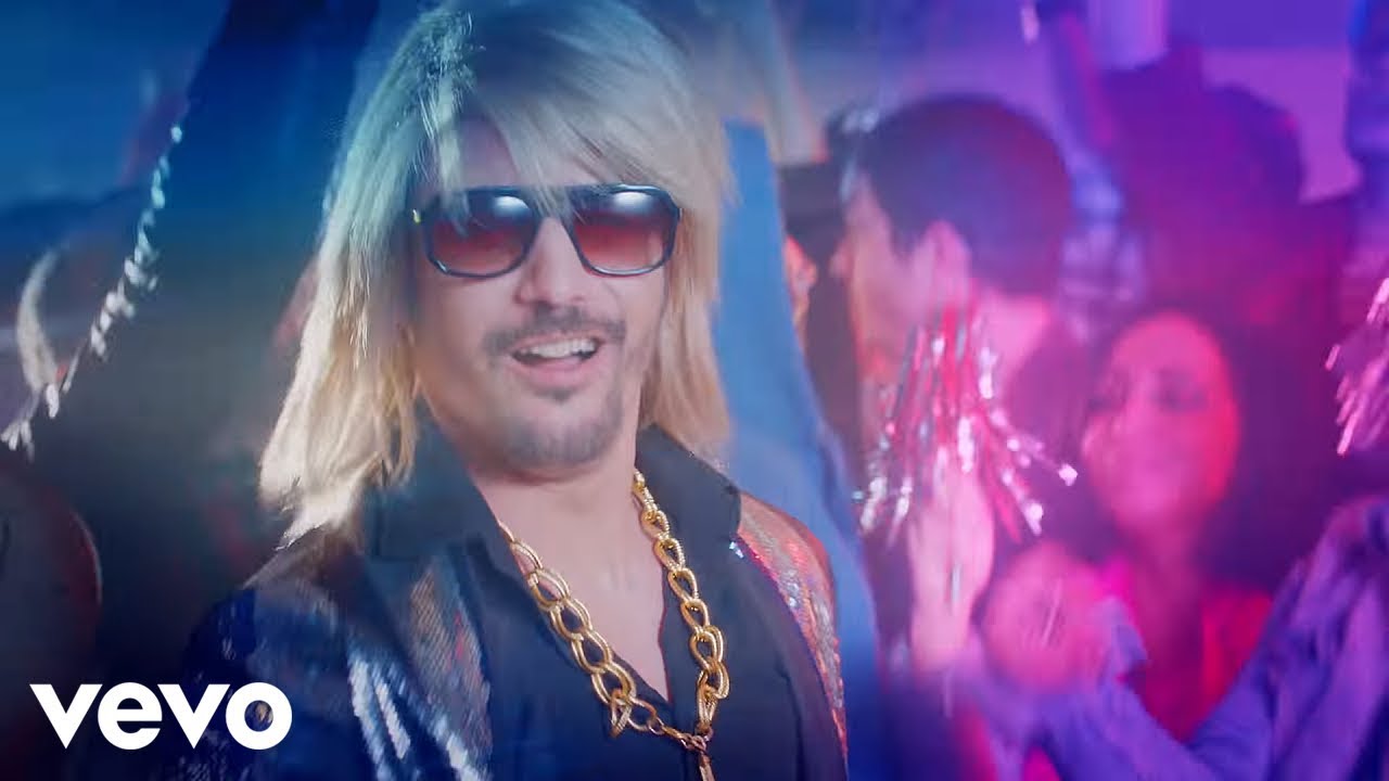 Sébastien Patoche dans le clip Quand il pète il troue son slip
